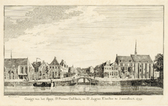 200065 Gezicht over de Westsingel te Amersfoort op het Spui met links het St. Pietersgasthuis, rechts het ...